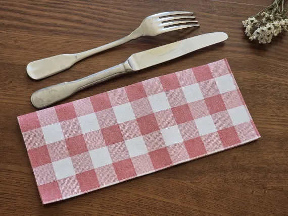 Serviette jetable Vichy Bordeaux – Élégance et effet set de table