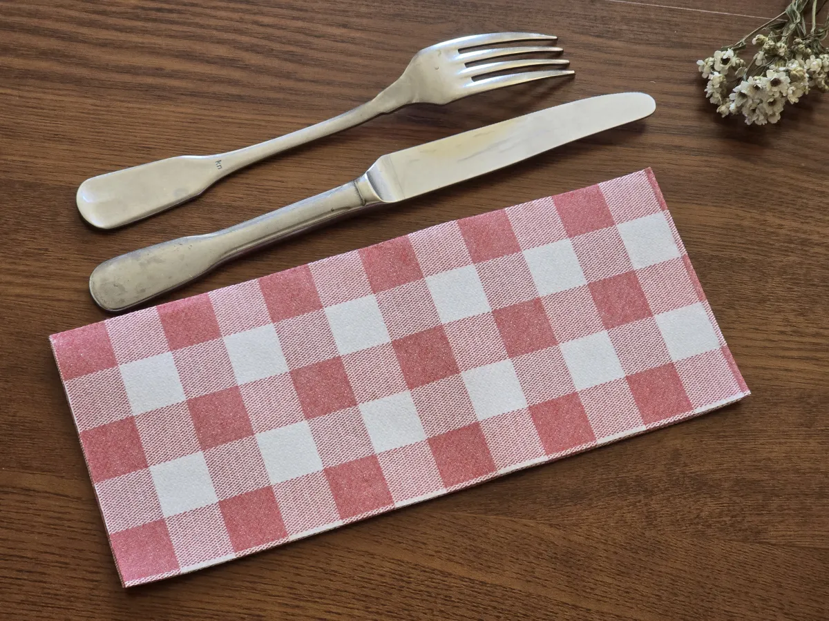 Serviette jetable Vichy Bordeaux – Élégance et effet set de table